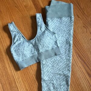 Aerie Workout Set- Leggings and Sports Bra. Size XS top and S bottoms